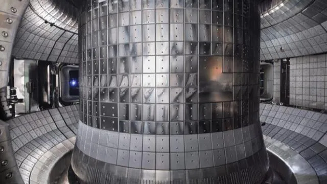 El KSTAR utiliza imanes superconductores para confinar el plasma de fusión. Foto: KFE   