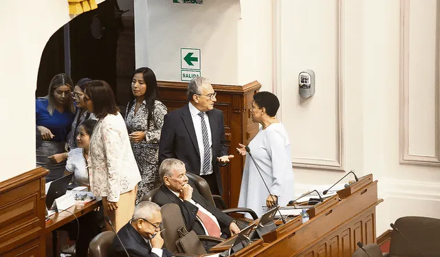  Se quedaron en el discurso. Al final los congresistas fujimoristas votaron por la confi anza. Foto: difusión   