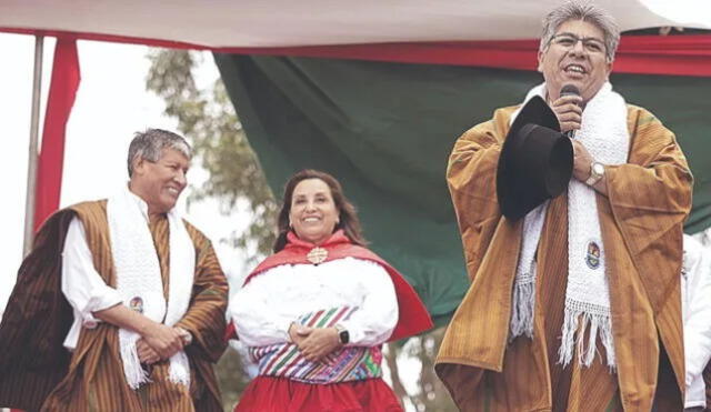  Wilfredo Oscorima, Dina Boluarte y Werner Salcedo (con el Rolex en la mano) juntos en Ayacucho. Foto: Difusión