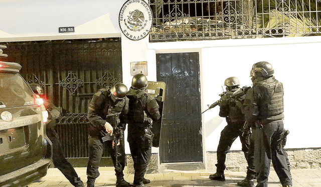  Acometida. Miembros de la seguridad irrumpieron en la sede mexicana en Quito y se llevaron a Glas. Foto: difusión    