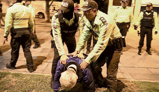  Maltratado. El diplomático Roberto Canseco da contra el suelo tras el forcejeo con policías. Foto: difusión    