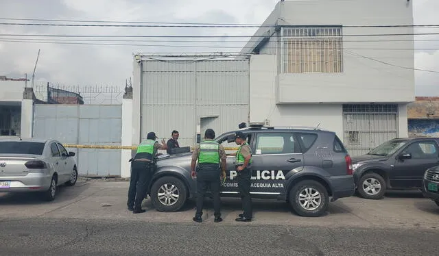 Policía llegó a los exteriores del almacén de cervezas que fue asaltado en el distrito de Cayma, Arequipa. Foto: La República.   