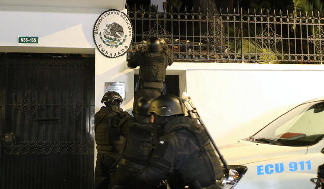 Fuerzas especiales de la policía ecuatoriana intentando irrumpir en la embajada de México en Quito para arrestar al ex vicepresidente de Ecuador, Jorge Glas. Foto: AFP   