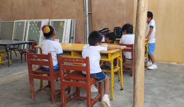 Menores tienen que estudiar en condiciones poco óptimas, por lo que padres de familia piden ayuda del Estado. Foto: La República   