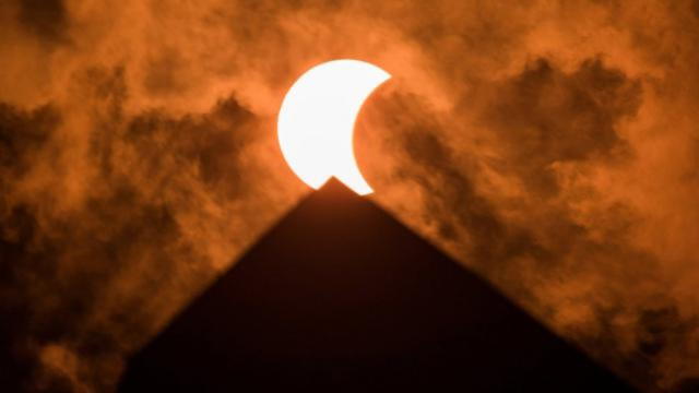  Les presentamos una de las mejores imágenes que nos dejó el eclipse solar de este 2024. Foto: EPA/BBC   