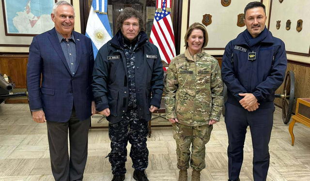Javier Milei posa al lado de la comandante Richardson, con el embajador de EE. UU. en Argentina y el ministro de Defensa. Foto: AFP   