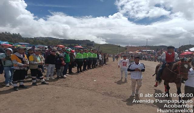  Agentes de la PNP ayudaron a hombre herido. Foto: Facebook Huancavelica    