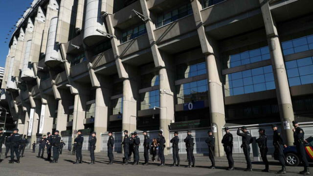 Despliegue policial por el Estadio Santiago Benabéu. Foto: El País   