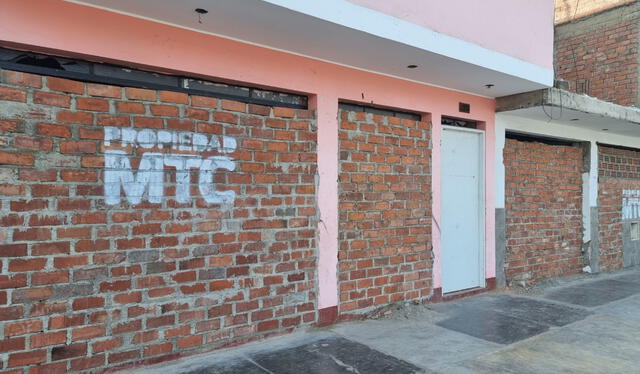 En el asentamiento humano varias viviendas lucen la pinta que señala: "Propiedad MTC". Foto: Miguel Calderón   