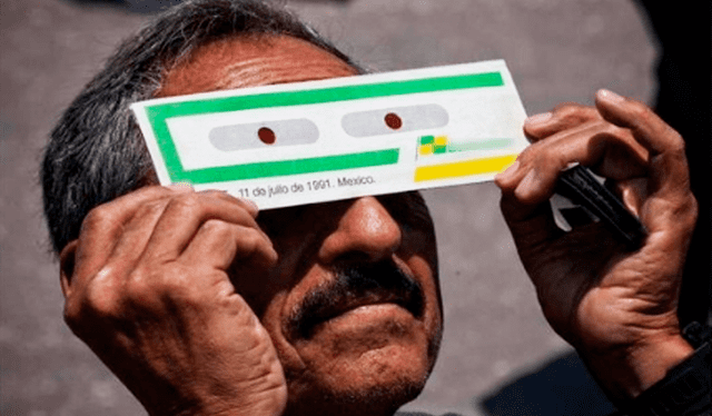  El hombre presumió los mismos lentes que usó en el eclipse de 1991 para ver el fenómeno del 8 de abril del 2024. Foto: composición LR/Twitter/@itsmassimiliano    