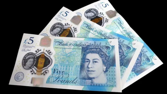 Billetes de 5 libras con la imagen de la reina Isabel ll. Foto: AFP   