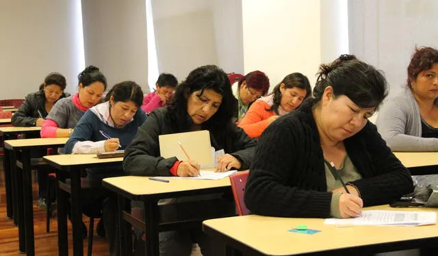 Profesores durante la prueba nacional para acceder al Nombramiento Docente. Foto: Andina   