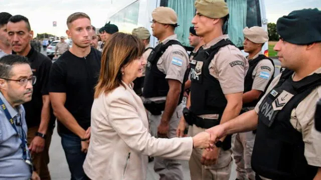Patricia Bullrich con efectivos policiales. Foto: Opinión Frontal   