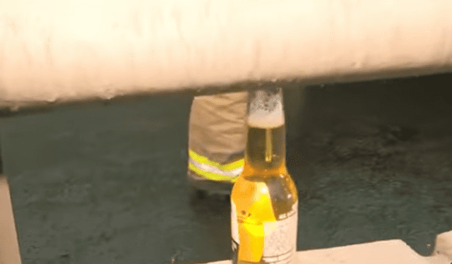 Botella de cerveza encontrada dentro del vehículo que transportaba a dos pasajeras. Foto: Latina Noticias.   