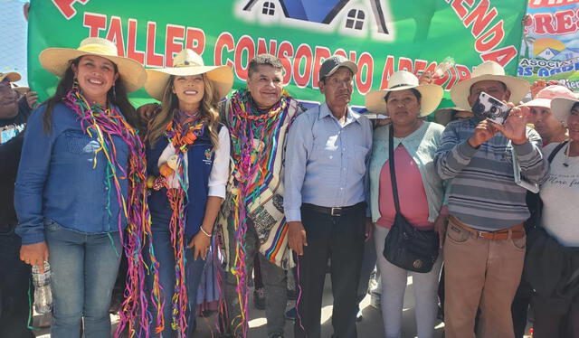 Alcalde provincial de Arequipa, Víctor Rivera, junto a ciudadanos de Nueva Esperanza El Chaparral. Foto: La República.   