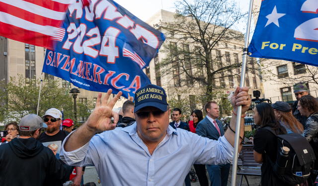 Seguidores de Donald Trump le expresan su apoyo a las afueras de un tribunal en Nueva York. Foto: AFP   