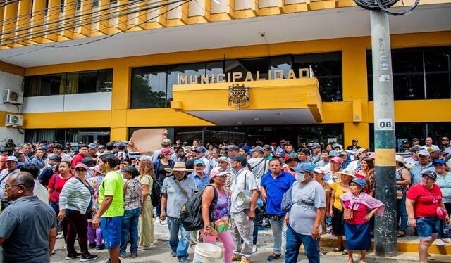  Pobladores llegan hasta Municipalidad de Piura. Foto: Maribel Mendo LR   
