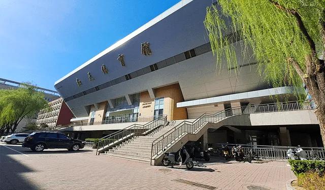 Moderno gimnasio de la Universidad de Economía y Negocios Internacionales de Beijing. Foto: Francisco Claros/La República   