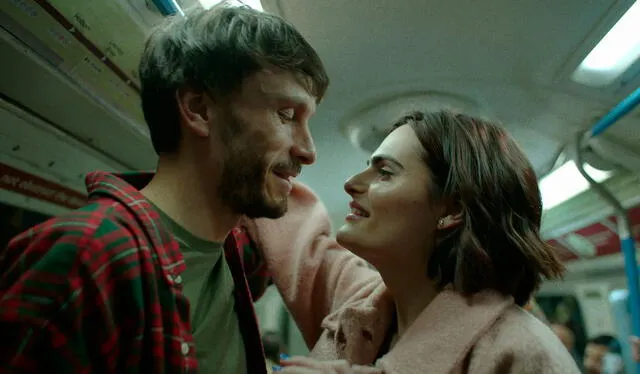  La actriz de origen mexicano Nava Mau interpreta al interés amoroso del protagonista en ‘Bebé reno’. Foto: Netflix    