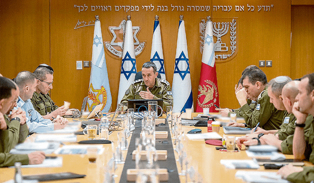  sesiones. El jefe del Ejército israelí, teniente general Herzi Halevi, con el Estado Mayor. Foto: AFP    