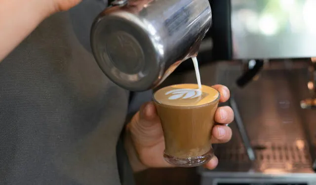 Se presentan diversas técnicas para servir el café. Foto: Coffee Colective   