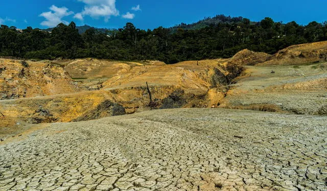  Vista que muestra una sección seca del embalse de Guavio que alimenta la Central Hidroeléctrica de Guavio en Gachala, Departamento de Cundinamarca, Colombia. Foto: AFP   