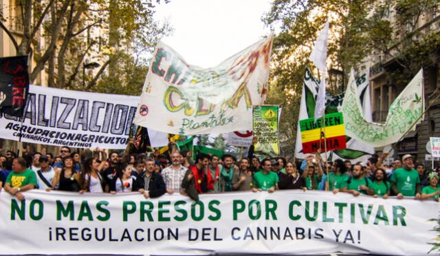 Este sábado 20 de abril, diversos colectivos y ciudadanos saldrán a marchar en el mundo a favor de la legalización de la marihuana. Foto: Blanco sobre Negro   