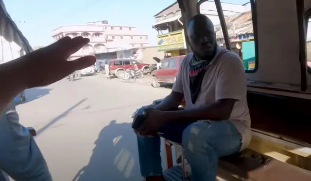 Youtuber contrató guardaespaldas en Haití. Foto: YouTube    