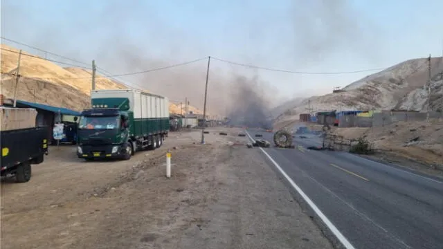  Moradores se encuentran en carretera quemando llantas en acción de protesta/Foto: difusión    