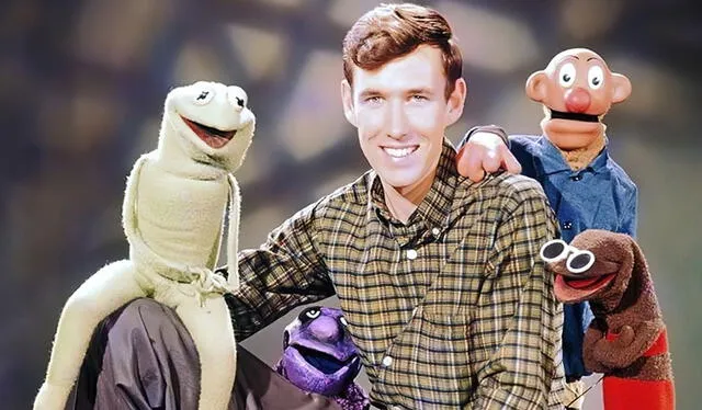 Jim Henson con sus primeros Muppets. Foto: Disney Plus    