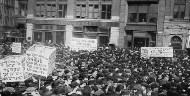 Obreros en huelga para exigir mejoras salariales en Chicago, EE.UU. Foto: Conclusión   
