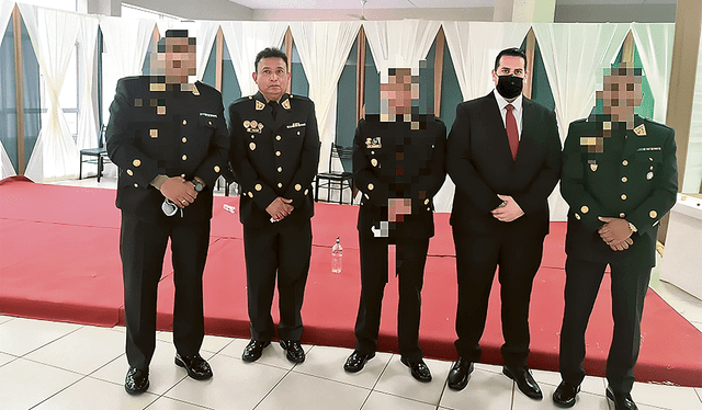 Enlace. Con corbata, el Español junto con el actual inspector general PNP Jhonny Véliz. Foto: difusión   