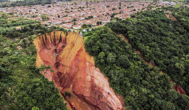 Vista aérea de erosiones en Buriticupu, estado de Maranhao, Brasil, tomada el 21 de abril de 2023. Foto: AFP   