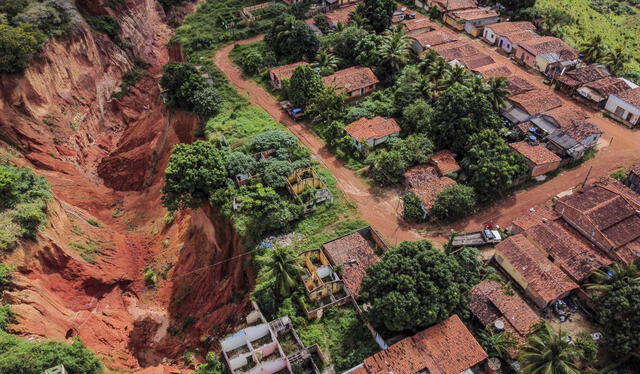La ciudad de 70.000 habitantes está sufriendo el avance de las "vocorocas" - "tierra desgarrada" en la lengua indígena tupí-guaraní-, erosiones que comienzan como pequeñas grietas en el suelo. Foto: AFP   