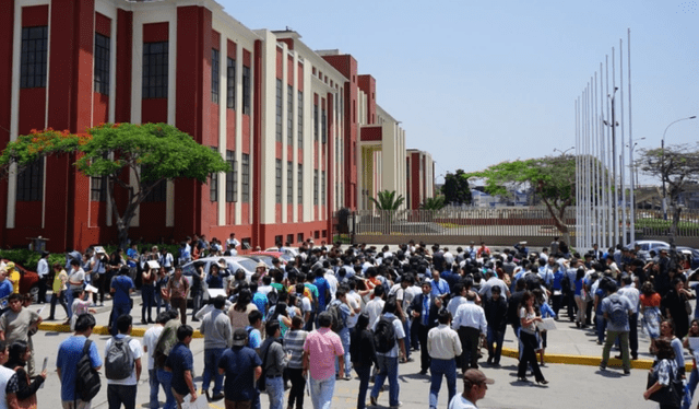  Muchos estudiantes postulan por una vacante a la UNI. Foto: Andina    