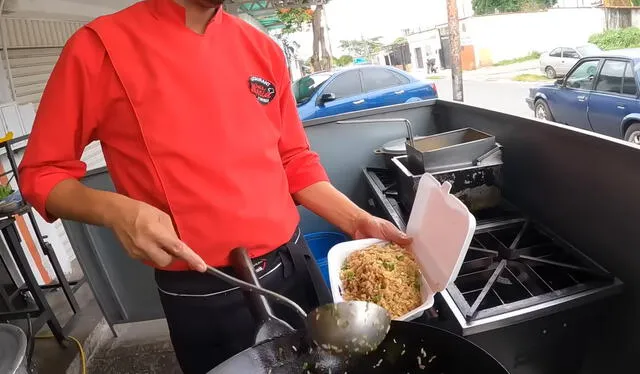  El joven venezolano inició su negocio vendiendo arroz chaufa, con el tiempo aumentó más platos a su carta. Foto: Youtube / Antonella y Lobo.<br>   