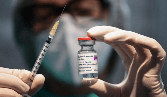  La vacuna AstraZeneca aceptó que su vacuna puede ocasionar trombosis. Foto: AFP   