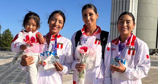 Mary Luz Andía junto a Kimberly García y Evelyn Inga en el último Mundial. Foto: Facebook/Mary Luz Andía.   