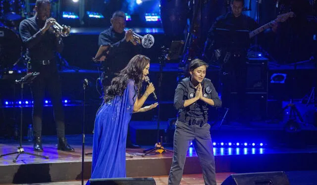  Adel Tarazona junto a Daniela Darcourt interpretando la canción 'El triste' en lengua de señas. Foto: Mano Alzada 