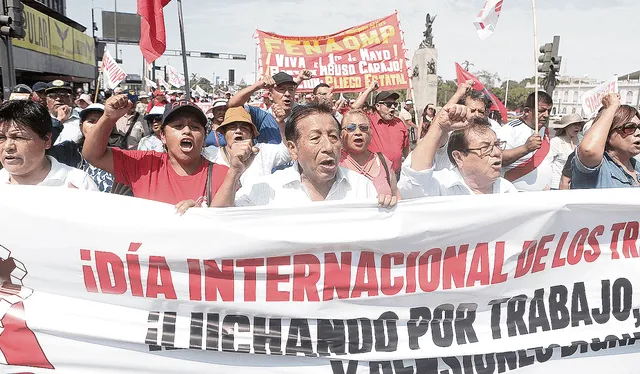  Exigencias. Trabajadores de diferentes gremios demandaron la restitución de derechos laborales, trabajo digno y mejores salarios para el sector público y privado. Foto: Marco Cotrina / La República   