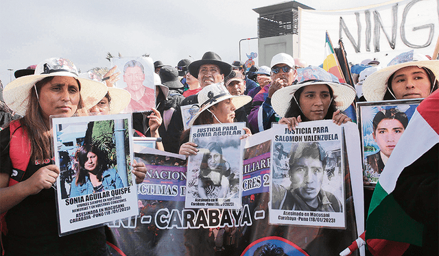  Piden celeridad. Delegaciones de varias regiones realizaron un plantón en Palacio de Justicia, portando la fotografía de sus parientes asesinados en las protestas sociales. Foto: John Reyes / La República   