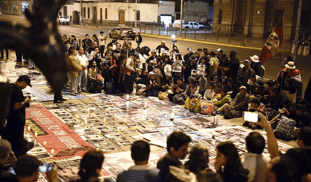  Vigilia. Los manifestantes rindieron un homenaje a sus parientes caídos en las manifestaciones. Foto: John Reyes / La República   