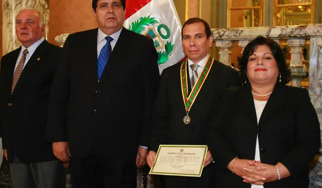 Javier Arévalo también recibió condecoración de ex presidente Alan García   