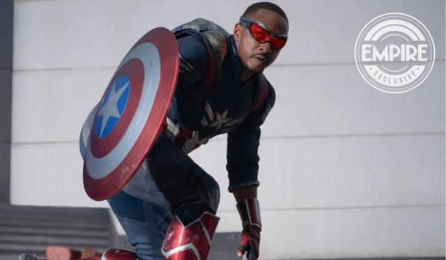 Anthony Mackie con el nuevo traje de Capitán América. Foto: Empire   