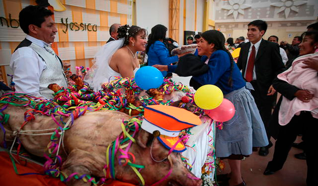  La palpa es la entrega de valiosos regalos por parte de los familiares, amigos y padrinos de los recién casados. Foto: composición LR/Andina   