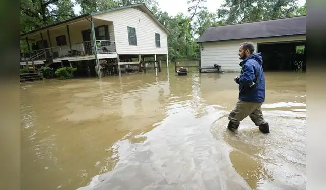  La inundación a causa de las lluvias traspasa las rodillas de algunos ciudadanos de Houston. Foto: San Diego Union 