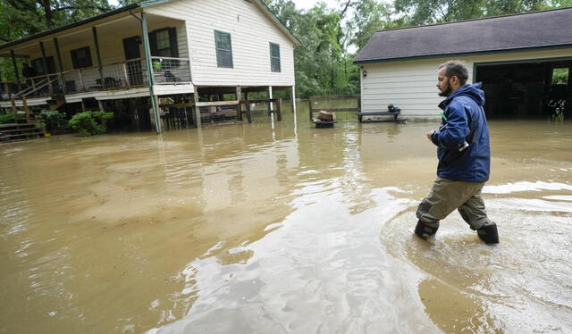  La inundación a causa de las lluvias traspasa las rodillas de algunos ciudadanos de Houston. Foto: San Diego Union 