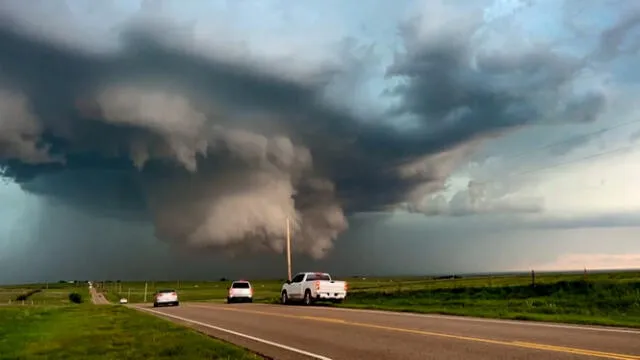  Un tornado desató pánico en las calles de Oklahoma, Estados Unidos. Foto: CNN   