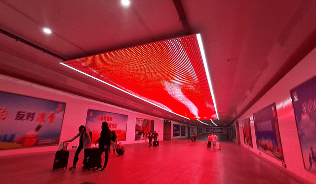 Las estaciones del tren bala de China también destacan por su alto nivel tecnológico y su infraestructura moderna. Foto: Francisco Claros/La República   