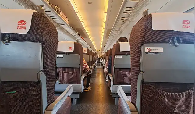 Los trenes balas de China se distribuyen, como el resto de transportes ferroviarios, en vagones y tienen asientos establecidos para cada pasajero. Foto: Francisco Claros/La República   